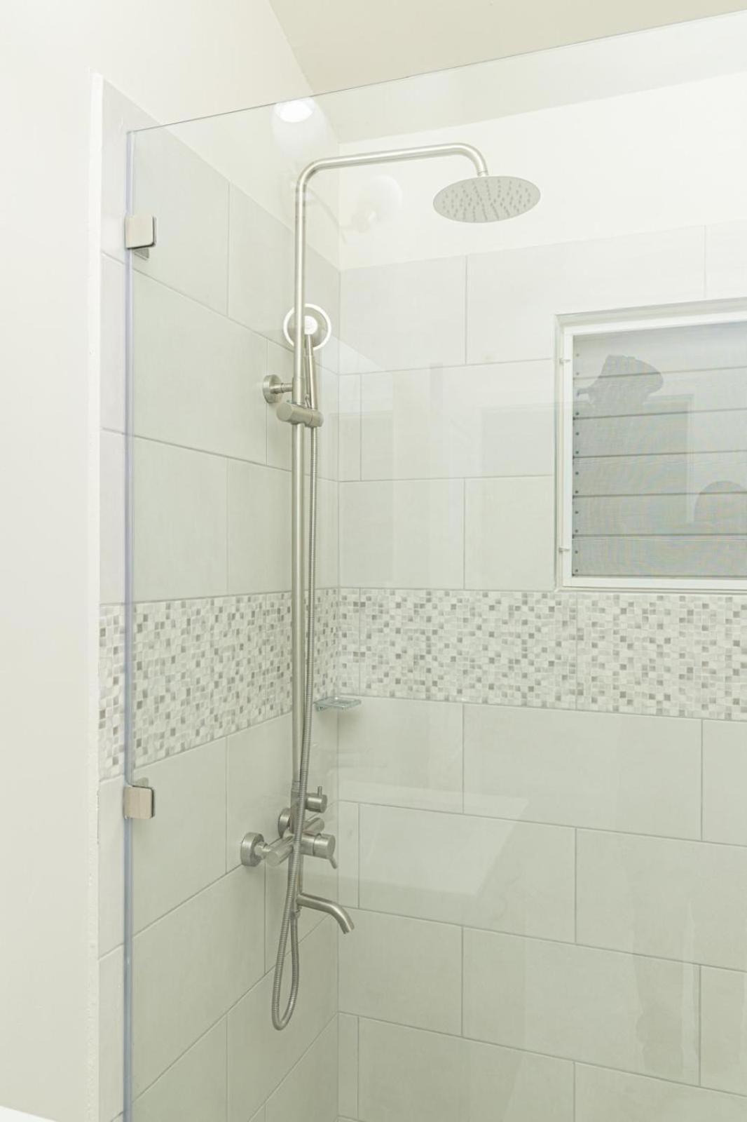 Phoenix Park Villas - Portmore - 10Mins To Beach エクステリア 写真