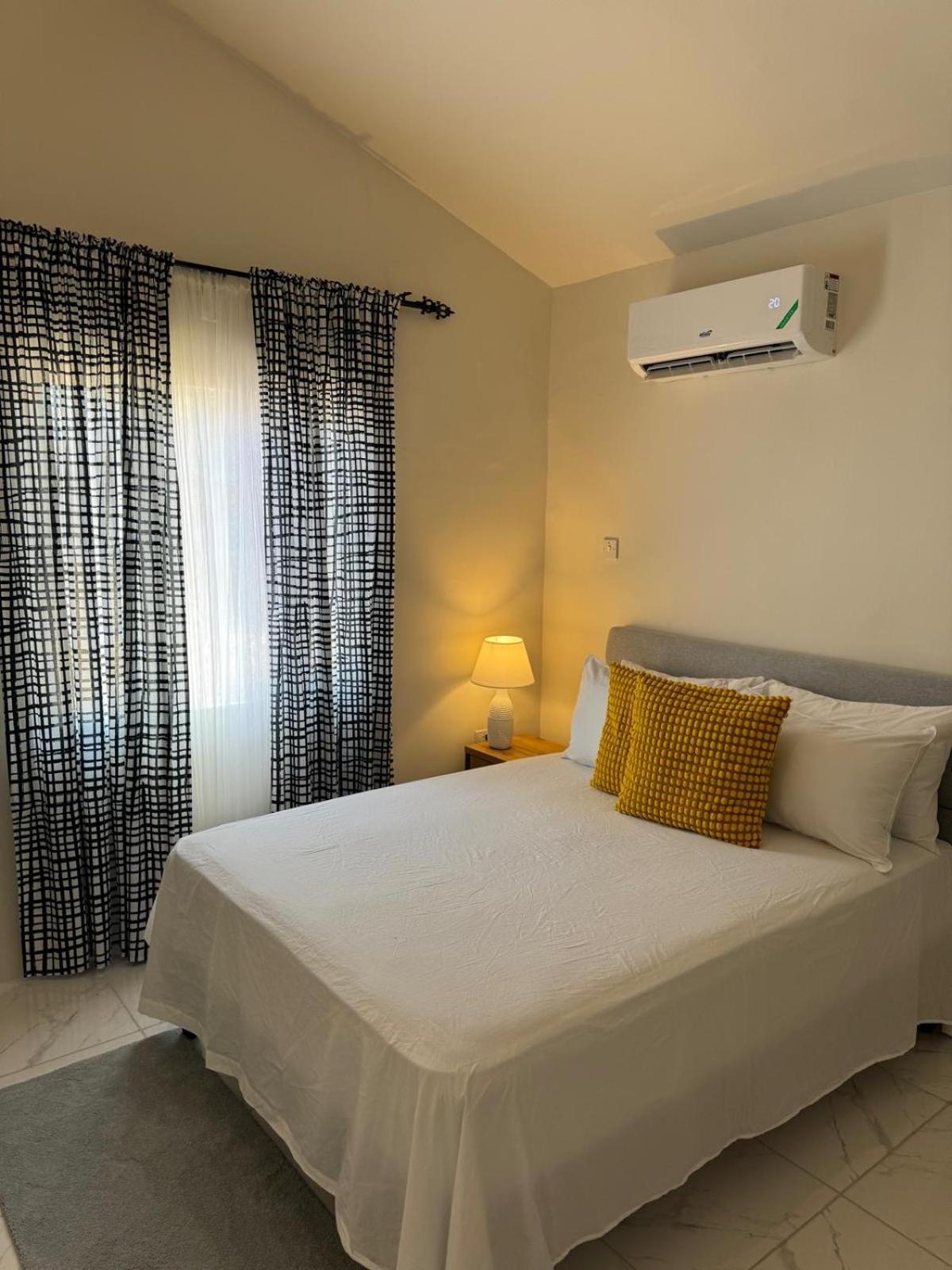 Phoenix Park Villas - Portmore - 10Mins To Beach エクステリア 写真